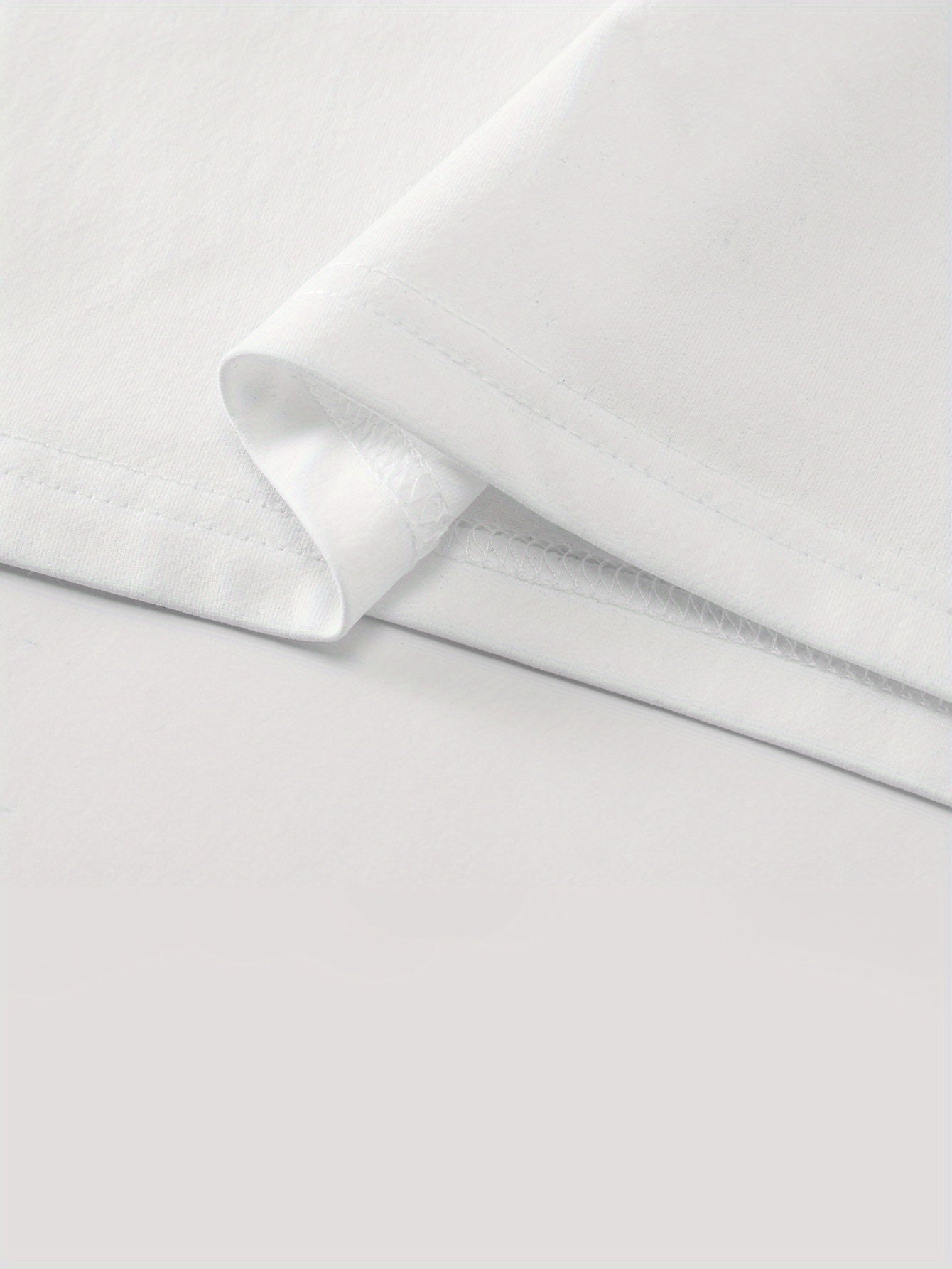 A Stylish Loose-Fitting White T-Shirt for Men with a Trendy Letter Print, Perfect for Casual Wear.